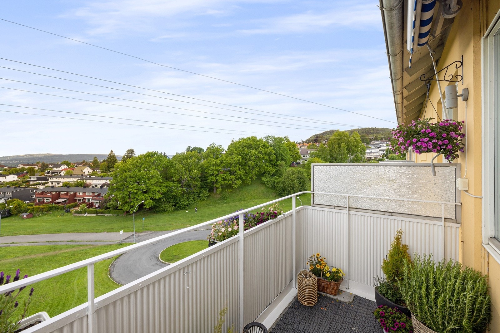 På balkongen er det tregulv, markise (ny 2018) og utelys Galleribilde