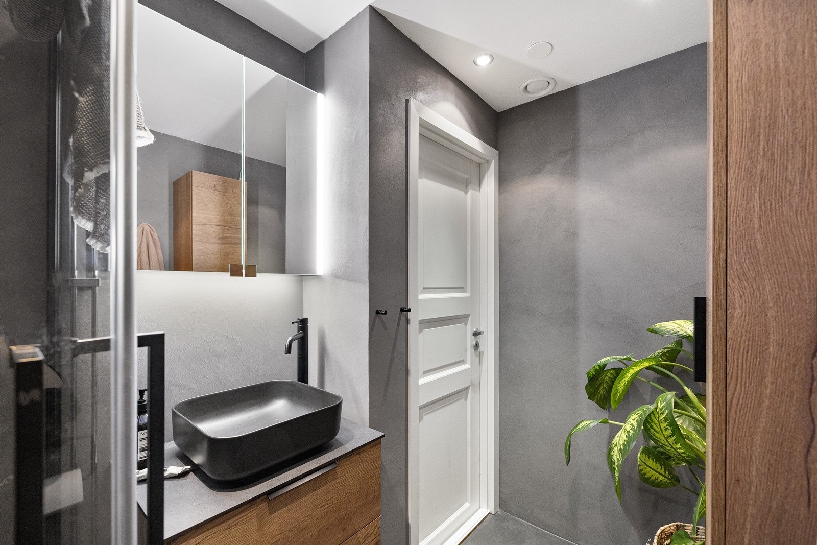 Servant fra merke Dinan, ovenpåliggende vask og blandebatteri fra XT, tilhørende speilskap med lys Galleribilde