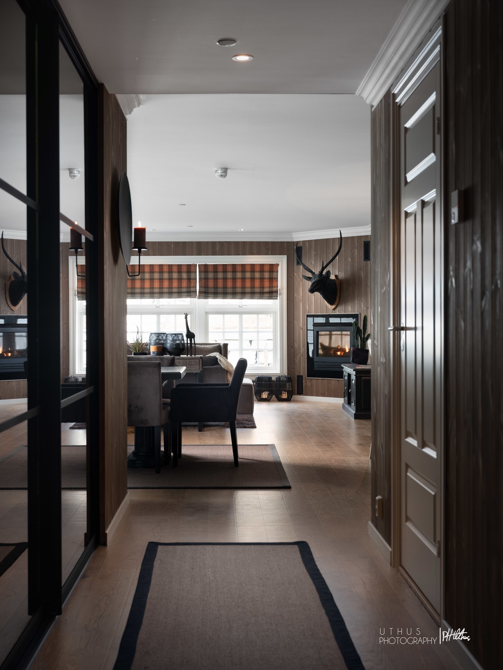 Hyggelig hall med skyvedørsgarderobe Galleribilde