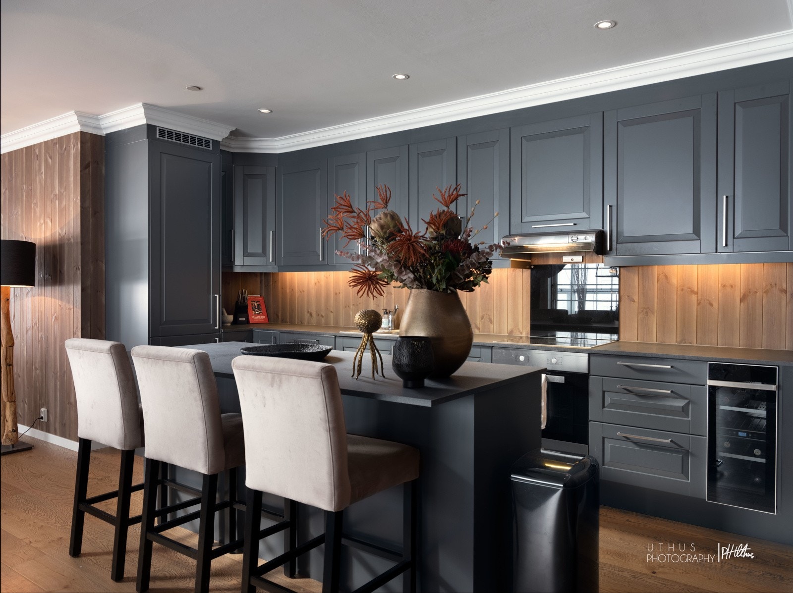 Pen kjøkkeninnredning med integrerte hvitevarer Galleribilde