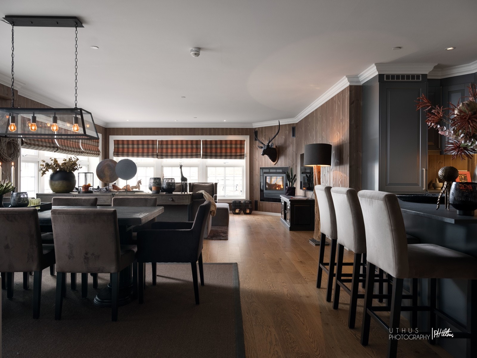 Innbydende allrom som har stue, kjøkken og spisestue i praktisk åpen løsning Galleribilde