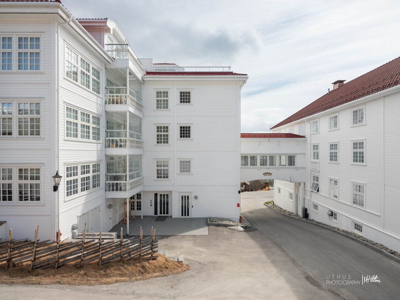 Gangbro fra leilighetsbygget til hotellet. Galleribilde