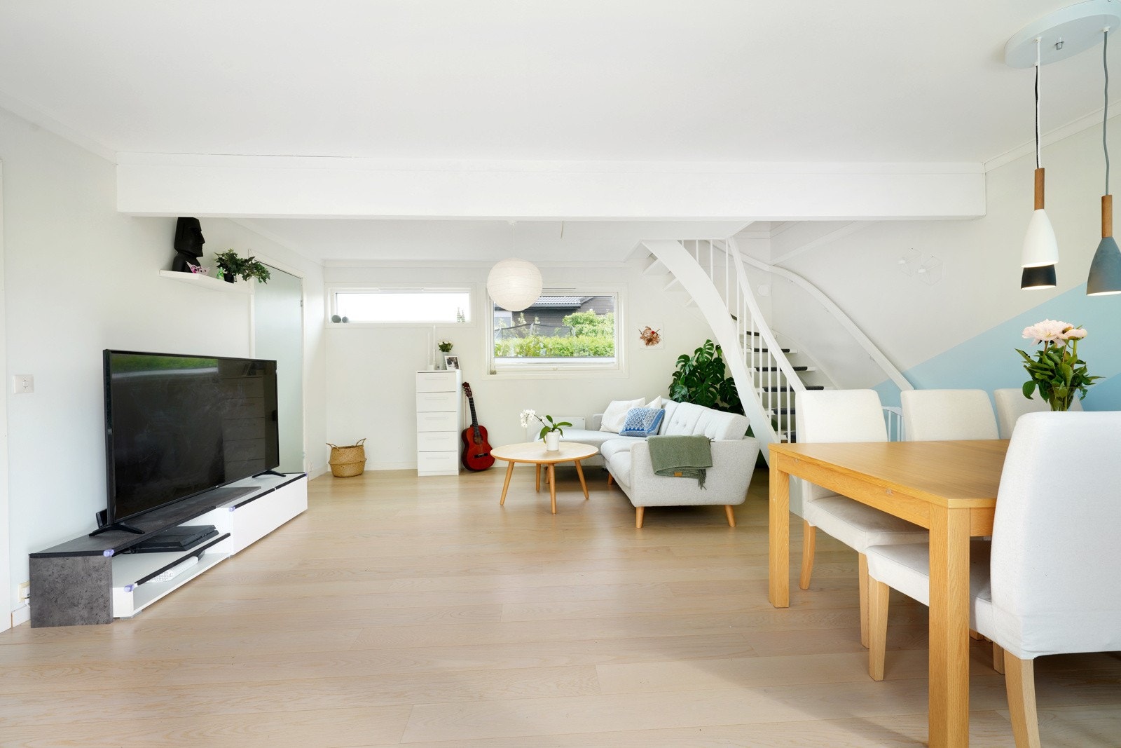 I stuen er det plass til både spisebord og sofakrok Galleribilde