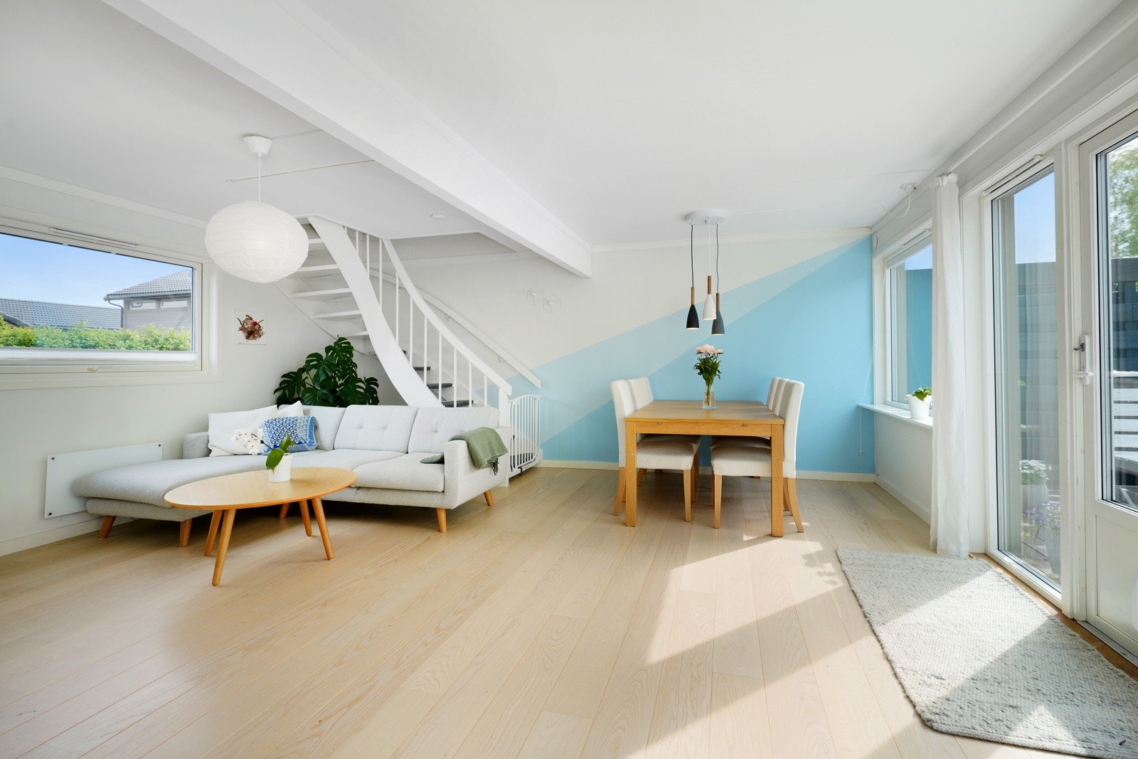 Innbydende og lys stue med lekker en-stavs parkett Galleribilde