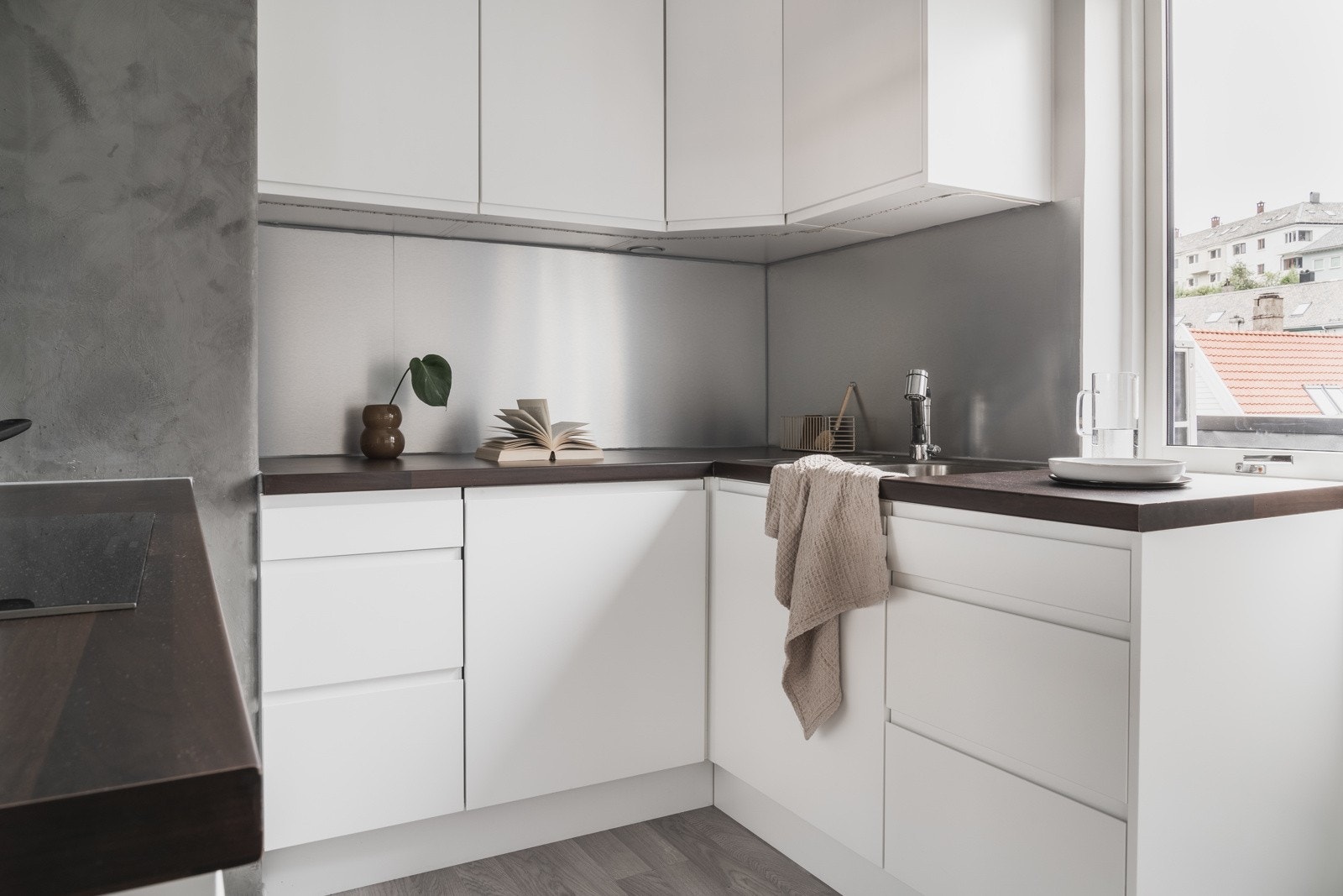 Kjøkkeninnredningen er fra Epoq i 2016 og består av slette hvite fronter og laminat benkeplate. Galleribilde