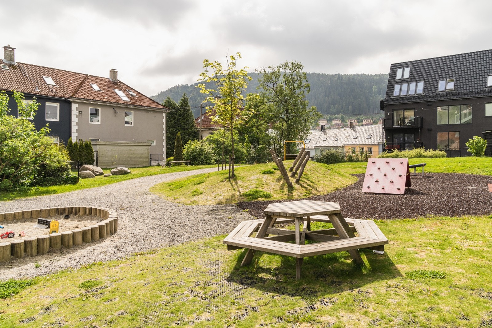 Lekeplass utenfor boligen. Galleribilde