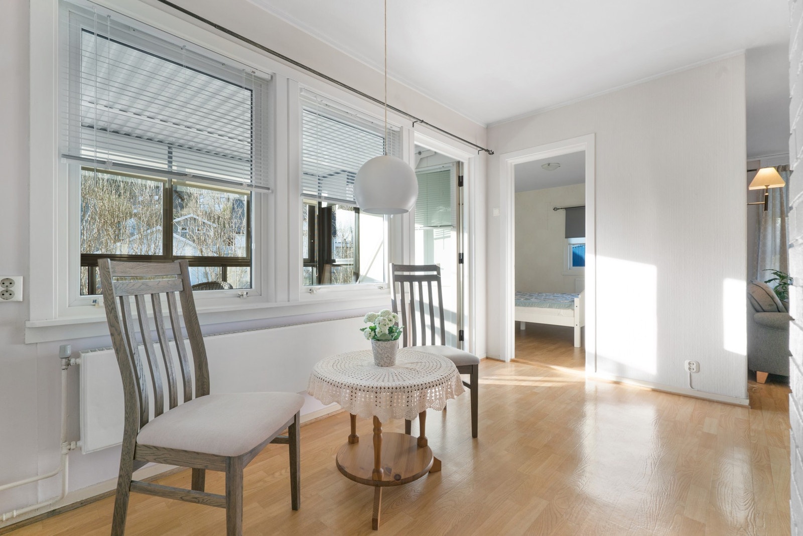 Utgang til koselig innglasset balkong. Galleribilde