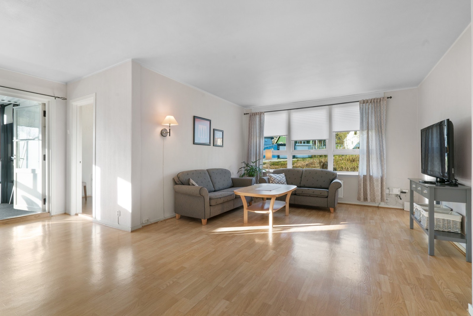 Romslig stue. Galleribilde