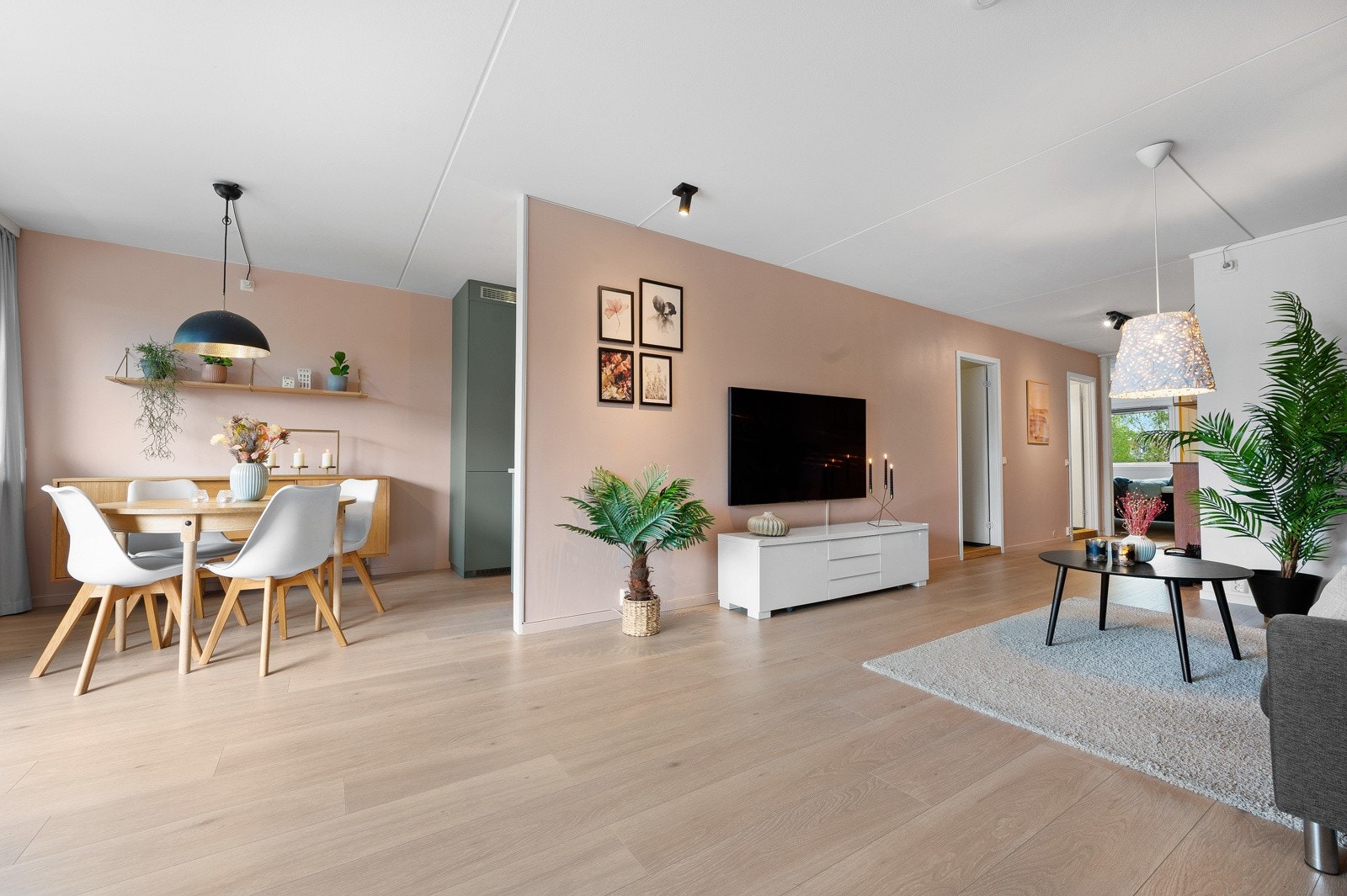 Stuen oppleves som lys og luftig med store vindusflater. Galleribilde