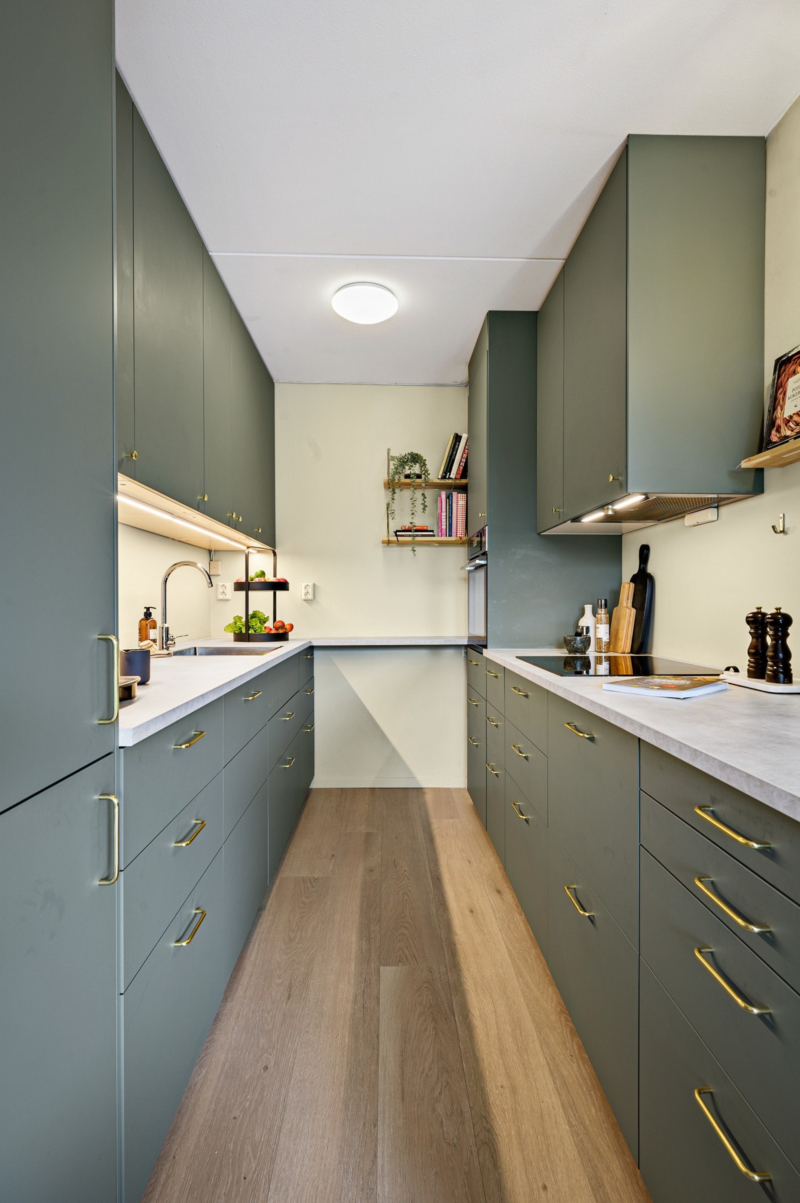 Moderne kjøkken fra Ikea montert i 2021. Kjøkkenet har glatte fronter og benkeplate av typen laminat. Galleribilde