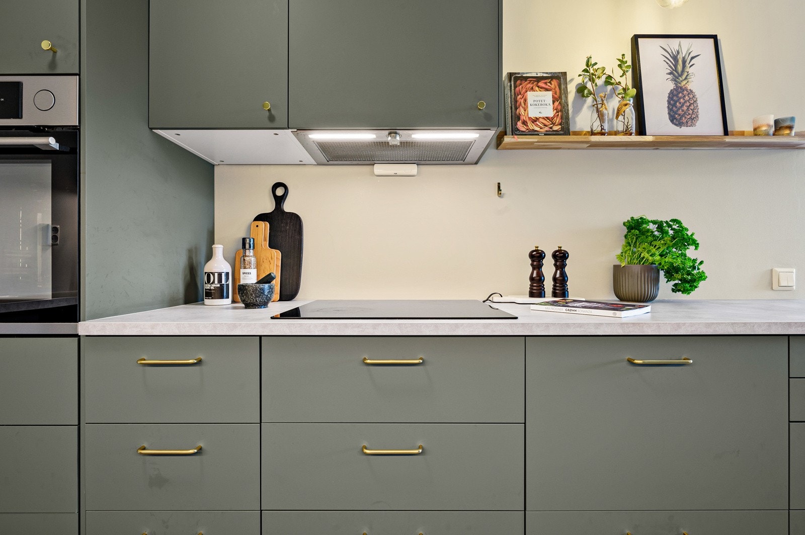 Kjøkkenet er utstyrt med integrerte hvitevarer som platetopp, kjøleskap med frysedel, komfyr plassert i høyskap og oppvaskmaskin. Ventilator med kullfilter plassert i overskap. Galleribilde