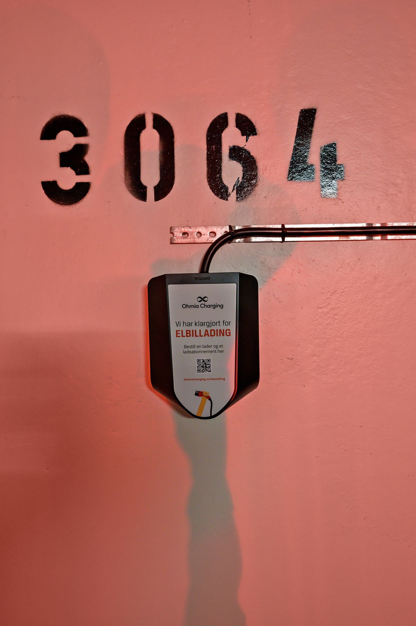 Det er klargjort for elbillader ved garasjeplassen. Eier må tegne abonnement for å benytte seg av laderen. Se salgsoppgave for mer informasjon. Galleribilde