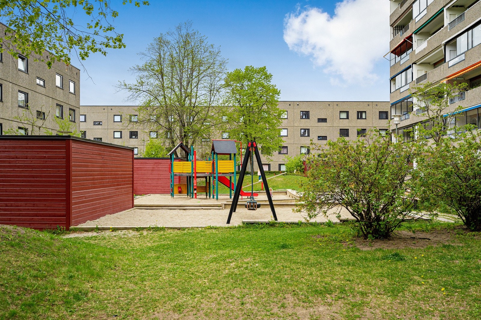 Umiddelbar nærhet til lekeplass på borettslagets område. Galleribilde