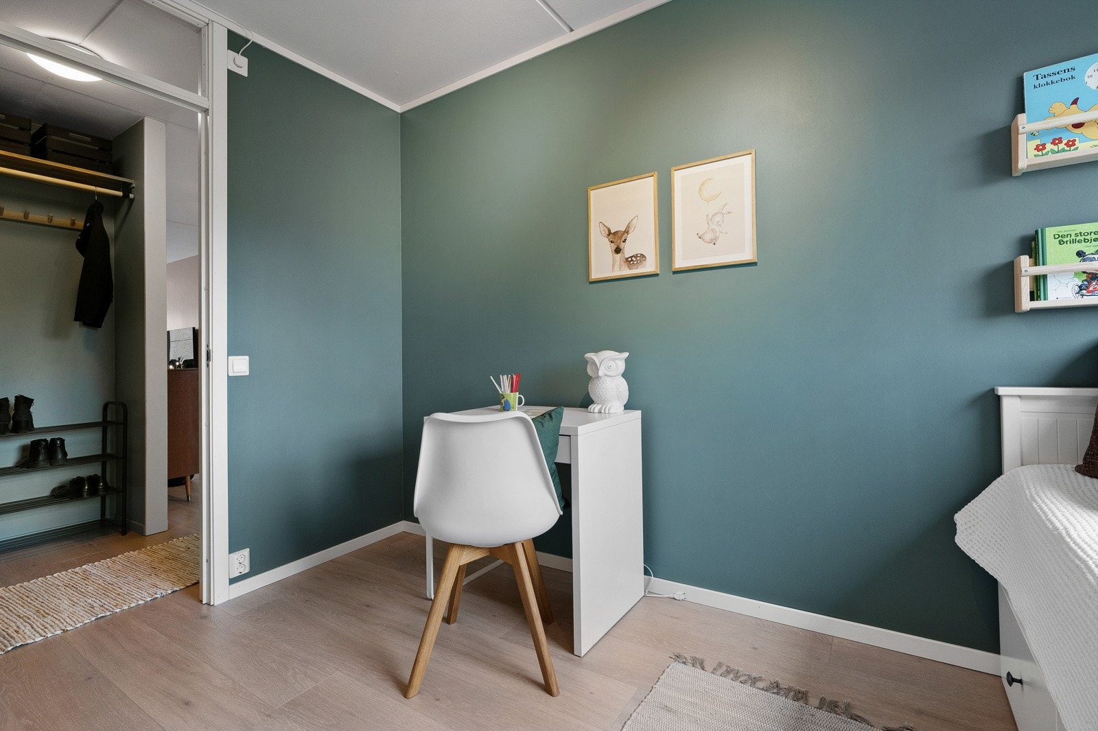 Rommet er malt i en delikat blågrønn farge. Galleribilde