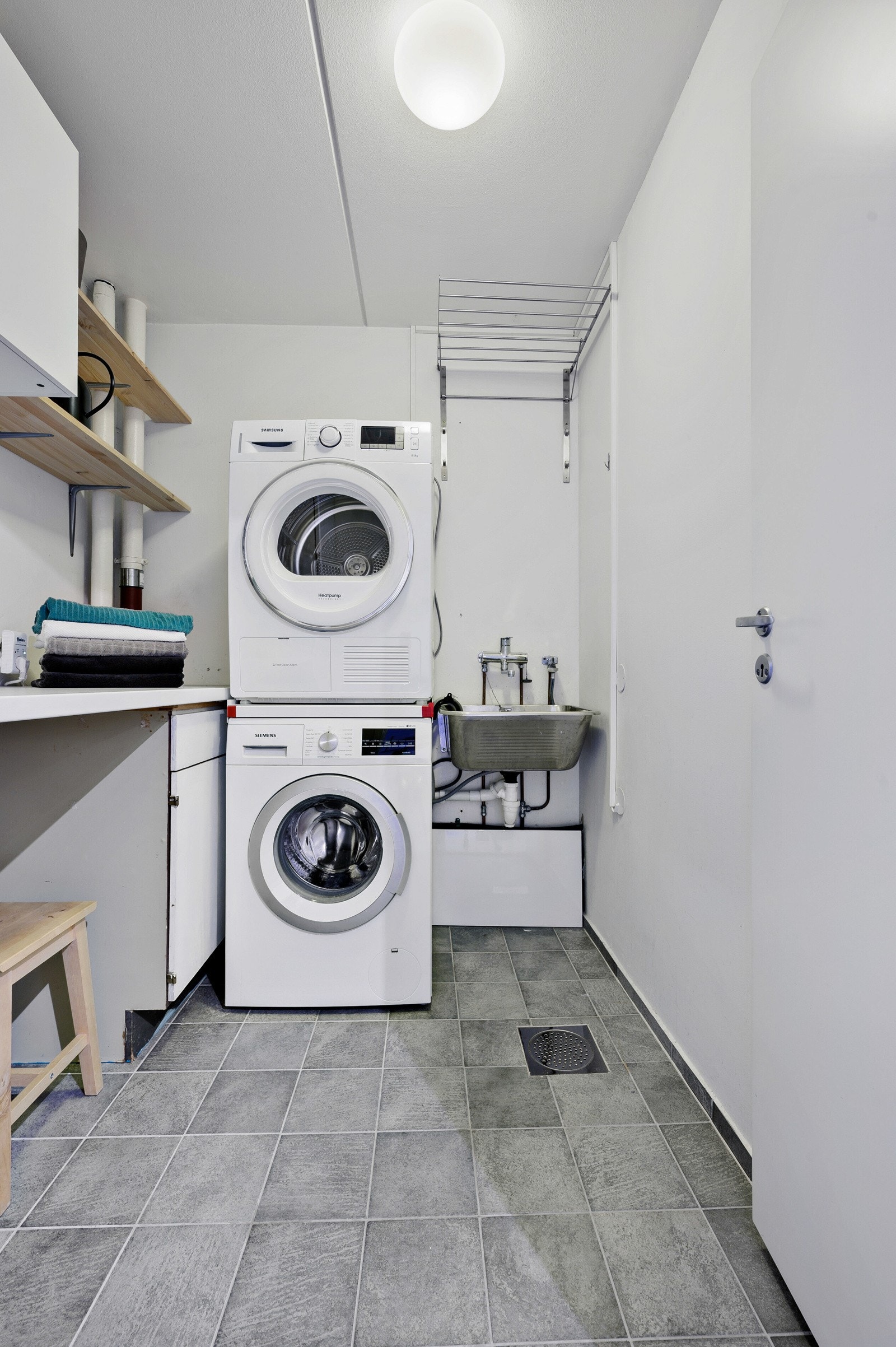 Leiligheten har et eget vaskerom med opplegg for både vaskemaskin og tørketrommel. Det er montert lekkasjestopper. Galleribilde