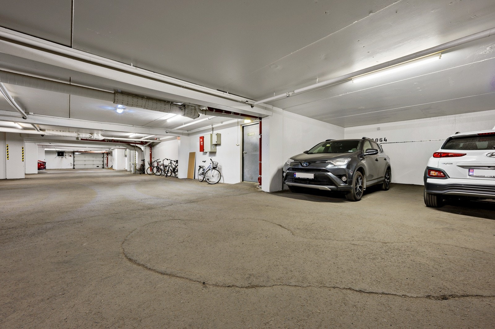 Leiligheten disponerer en garasjeplass i kjeller. Galleribilde