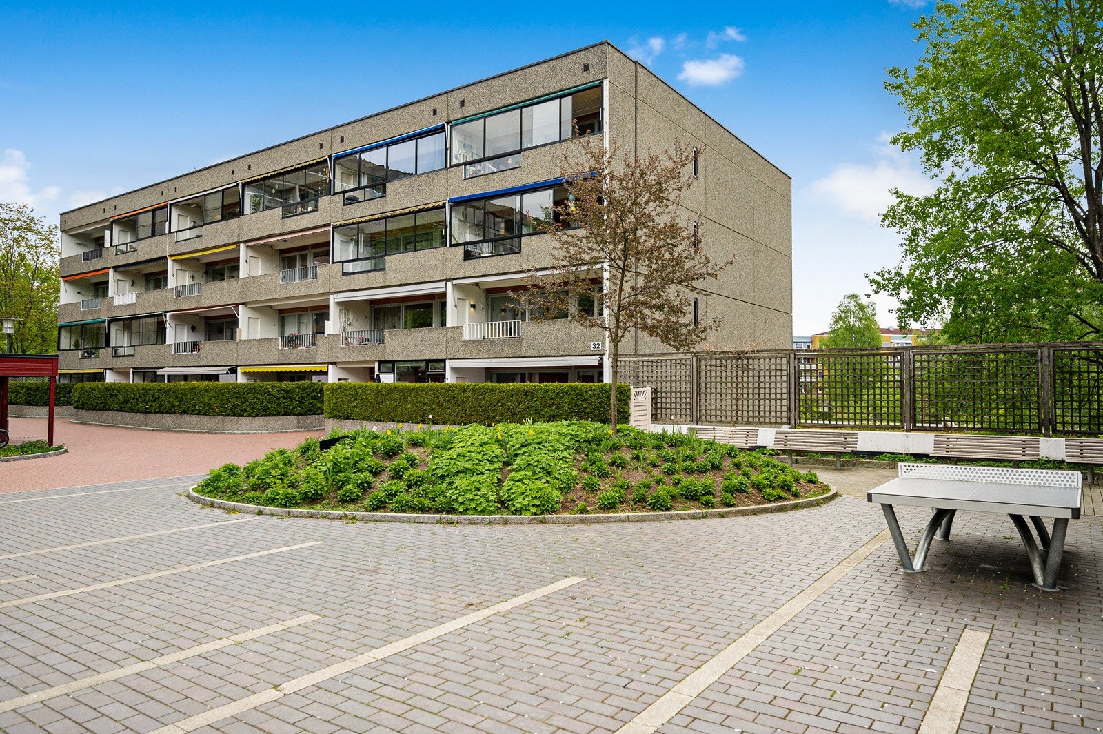 Her kan barna ferdes trygt på bilfrie internveier. Det er også satt ut bordtennisbord, samt flere benker på borettslagets tomt. Galleribilde