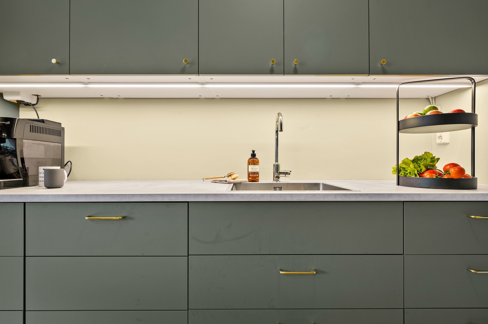 God med benkebelysning under overskap som gir godt med arbeidslys ved matlaging. Galleribilde