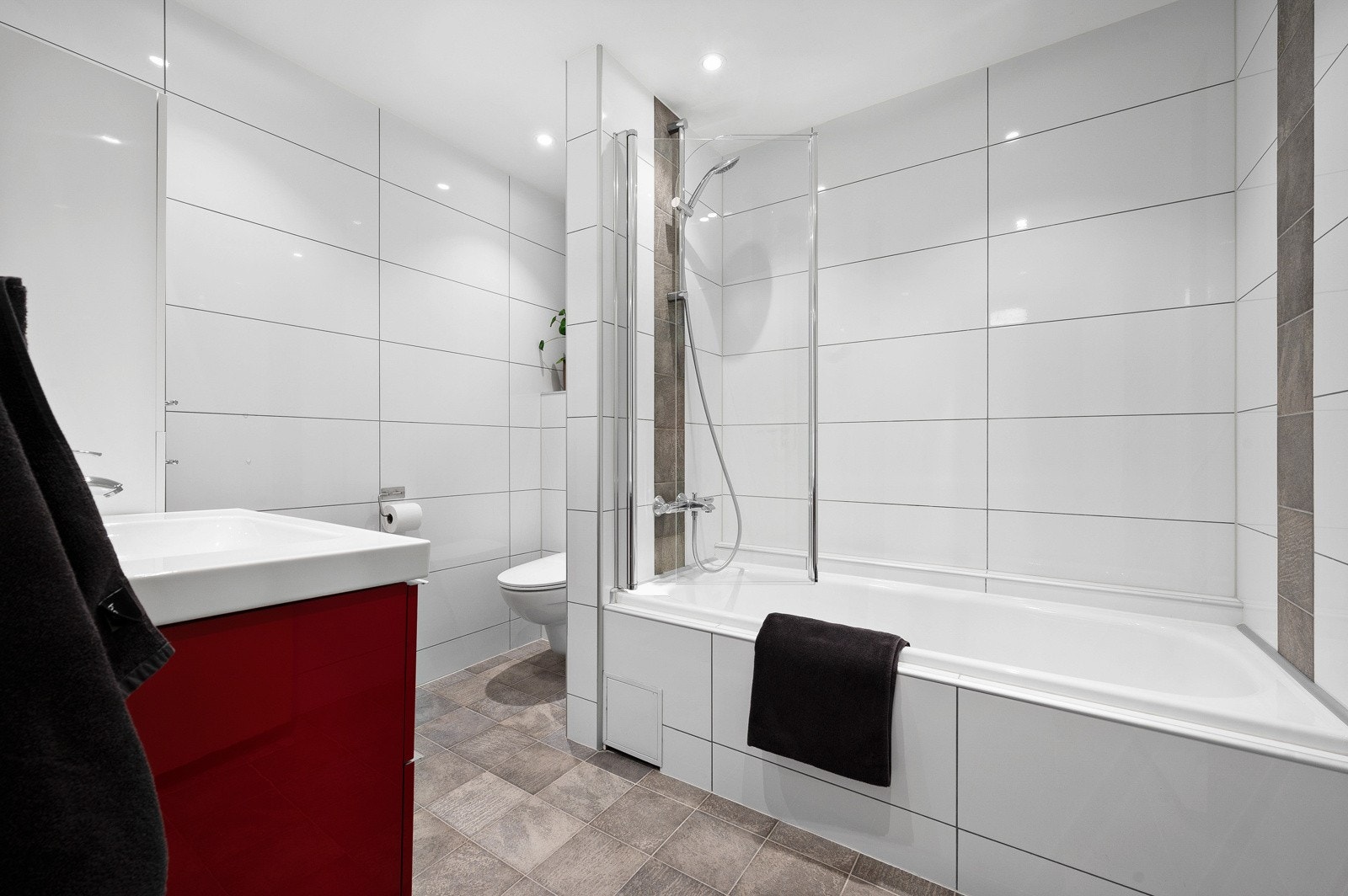 Pent flislagt baderom med gulvvarme og nedsenket himling med downlights pusset opp i 2014. Galleribilde