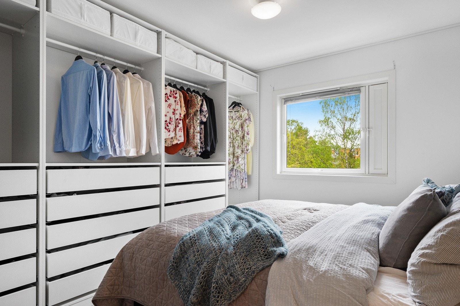 Soverommet er også innredet med et stort garderobeskap. Galleribilde