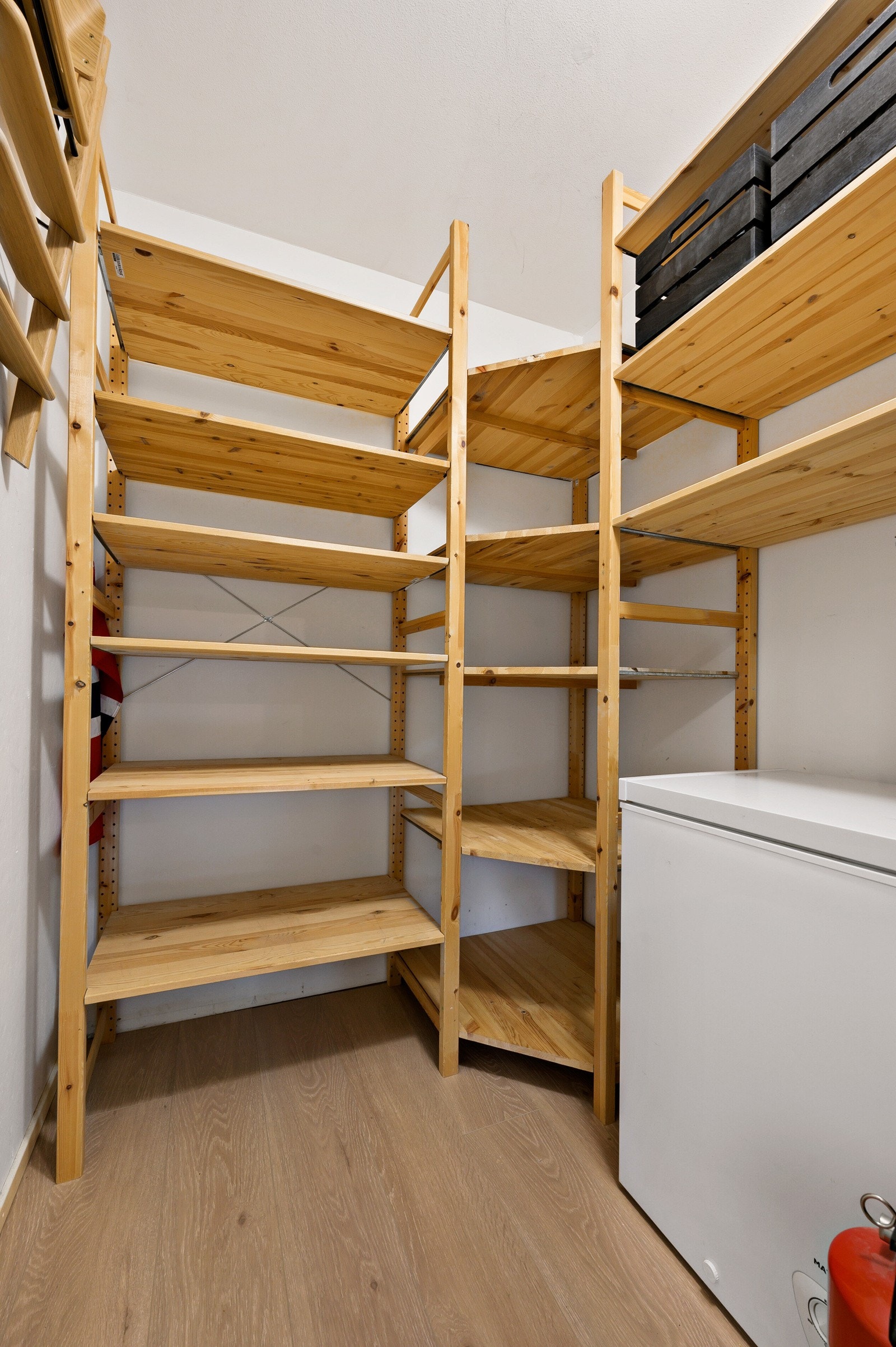 Fra entréen er det adkomst til en praktisk innvendig bod som har godt med lagringsplass. Galleribilde