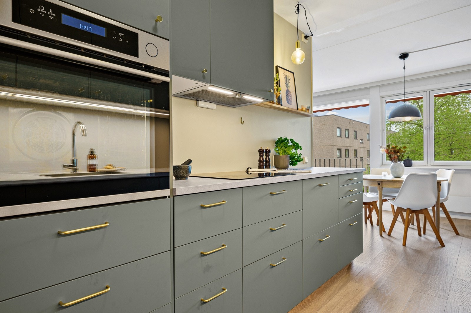 Det er montert komfyrvakt over platetopp. Galleribilde