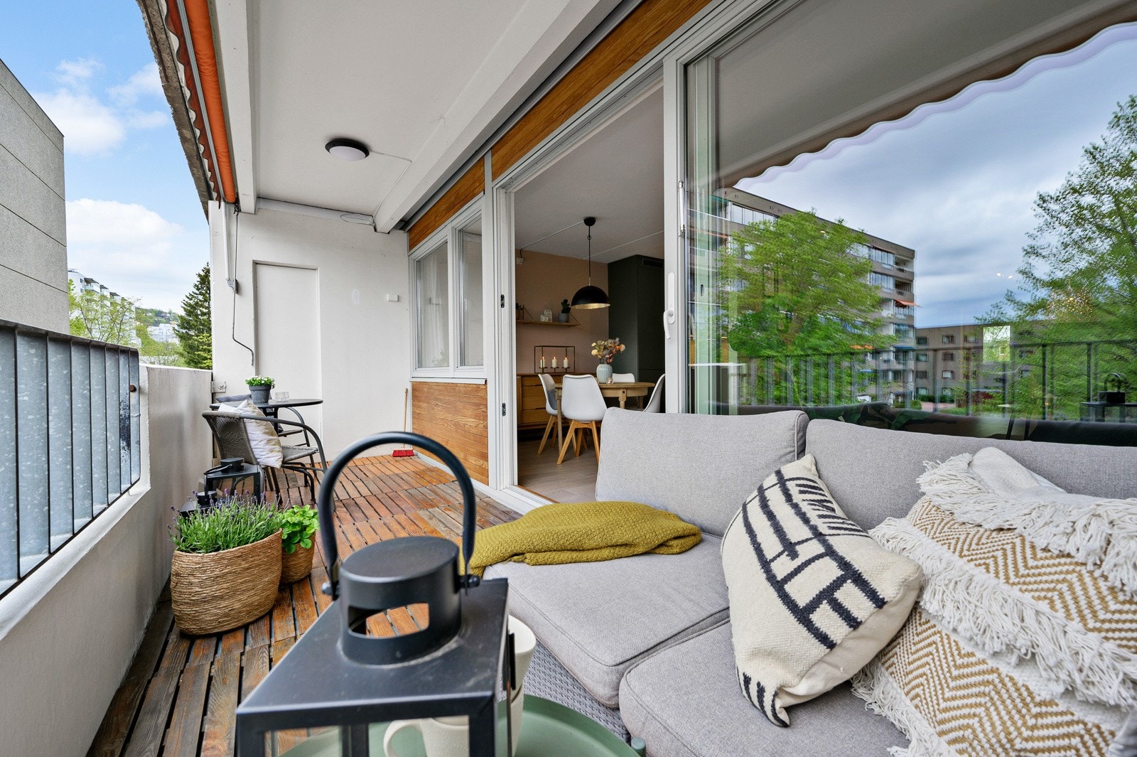 Stor skyvedør mellom balkong og stue gir følelsen av en forlenget stue sommerhalvåret. Galleribilde