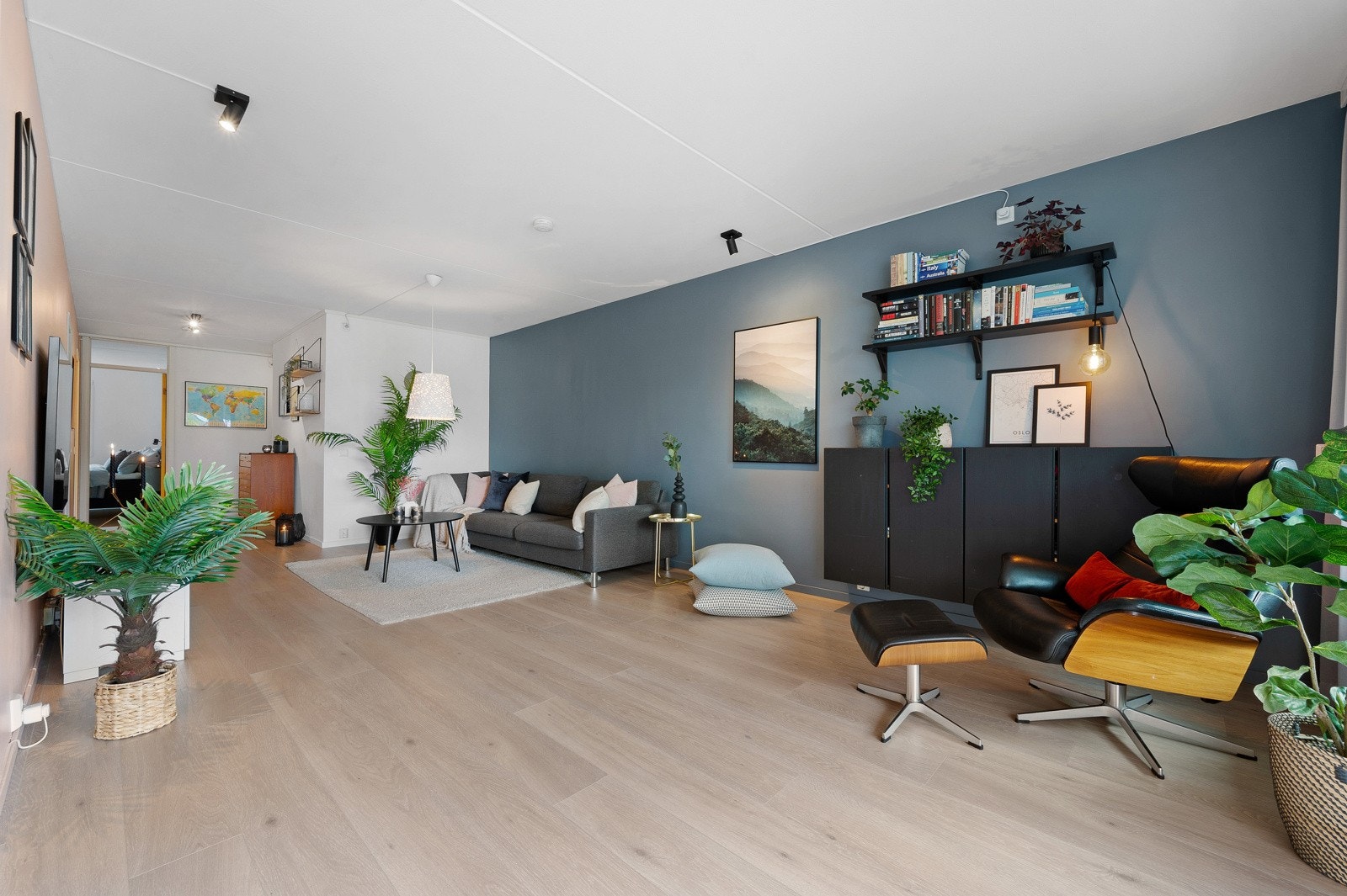 Leiligheten har blitt oppgradert i senere tid med blant annet slitesterk og lyst laminatgulv og moderne fargevalg på vegger. Galleribilde