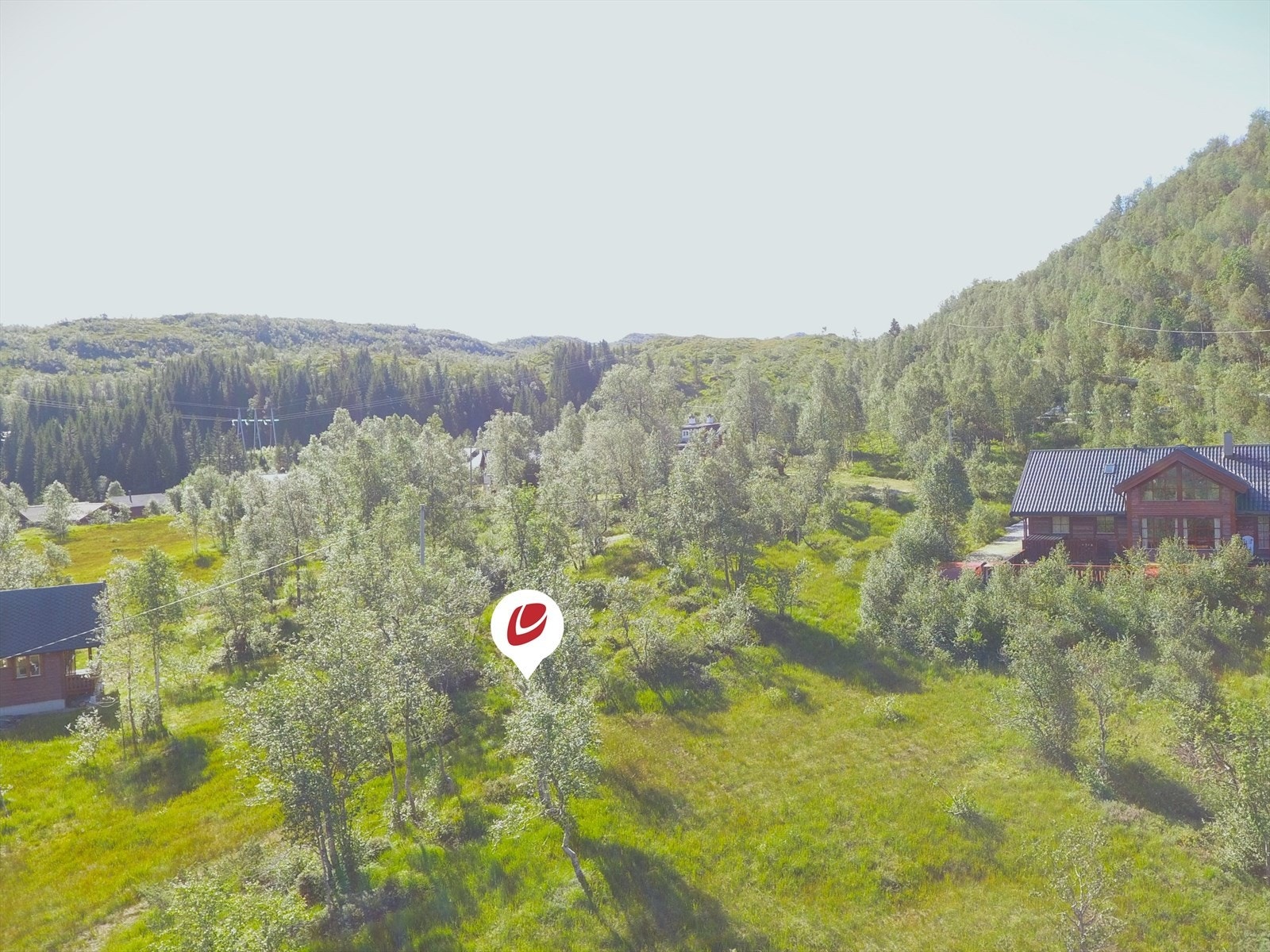 Ledninger for tilknytning til offentlig vann og avløp ligger i området. Strømstolpe som står på tomten (sort prikk på kart). Tomten er naturtomt som må opparbeides før bygging Galleribilde