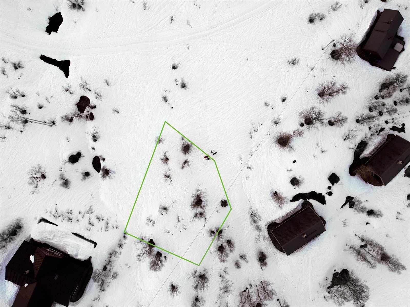 Tomten er forholdsvis flat, og ligger i svakt skrånende terreng mot nord/nordøst Galleribilde
