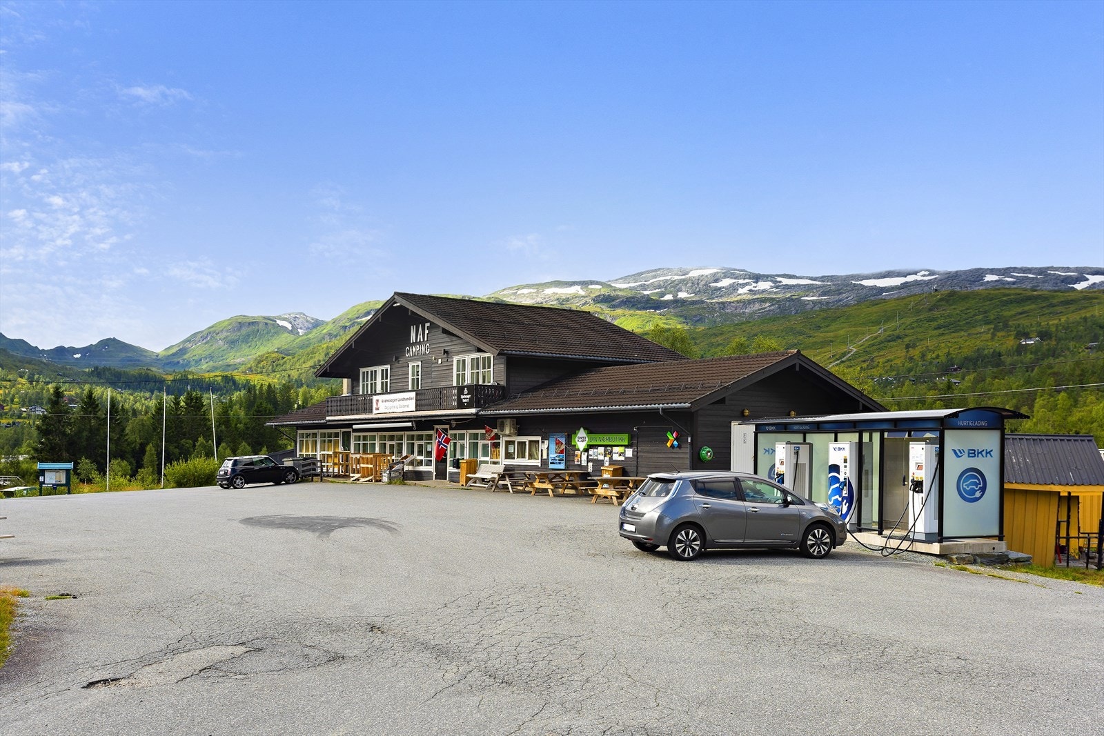 På Kvamskogen Landhandleri kan en kjøpe fersk bakst, spennende lokalprodukter og ellers nyte godt av et variert varetilbud. Hurtiglader er det også! Galleribilde