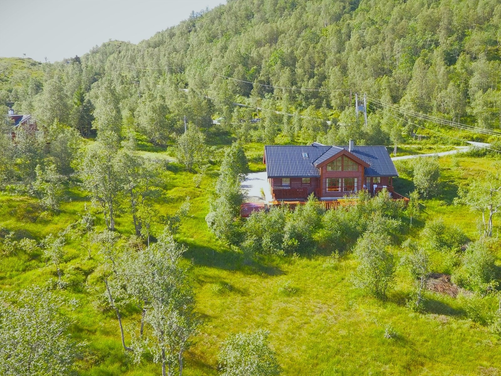 Tomten er 594 m² og ligger på skrått frem for høyre for nabohytten Galleribilde