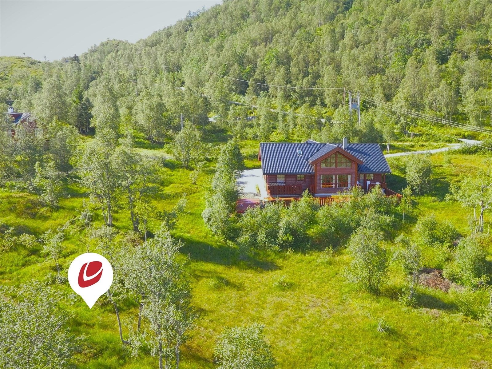 Tomten er 594 m² og ligger på skrått frem for høyre for nabohytten Galleribilde