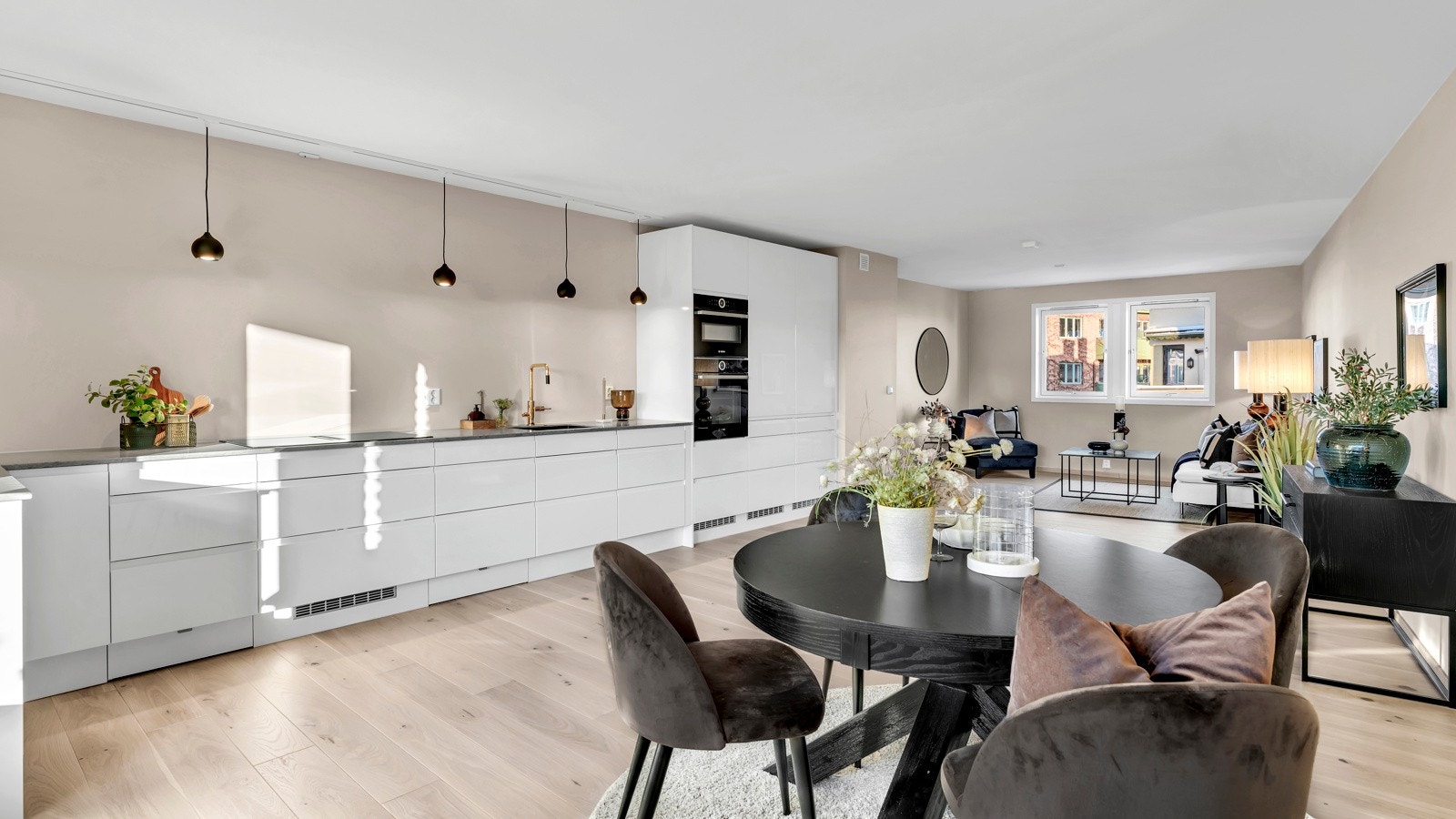 Kjøkkenet har et elegant og påkostet design med langstrakte benkeflater og eksklusive løsninger som innbyr til spennende kokkelering. Galleribilde