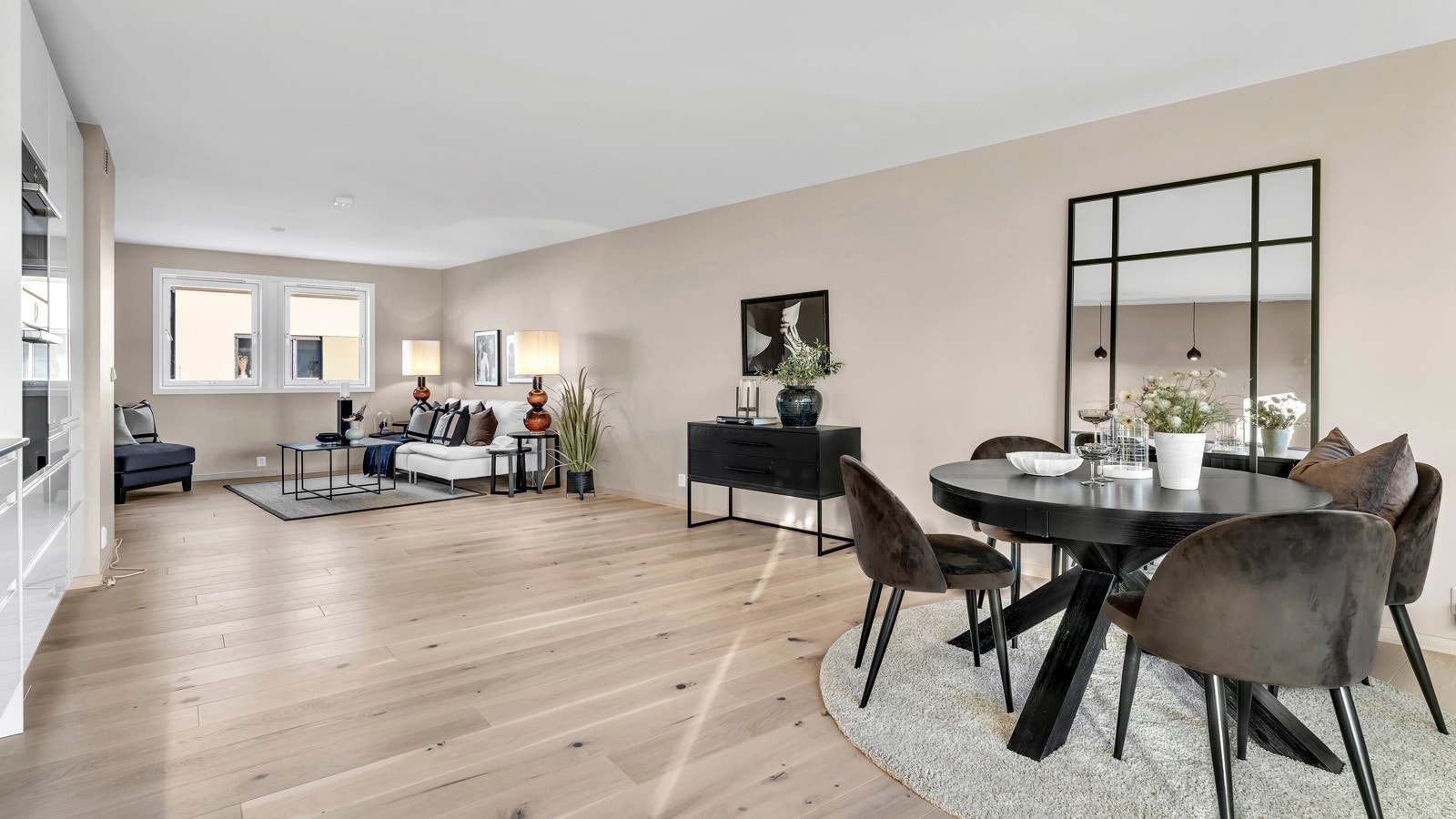 Leiligheten har store sosiale flater som kan deles opp i ulike soner Galleribilde