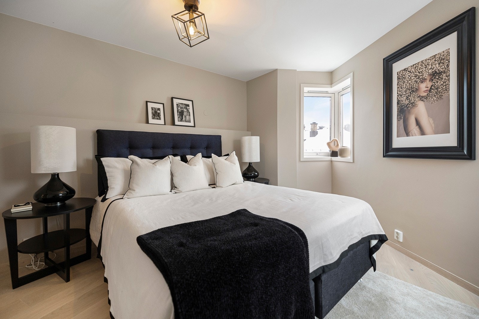 God plass til stor dobbeltseng og tilhørende møblement Galleribilde