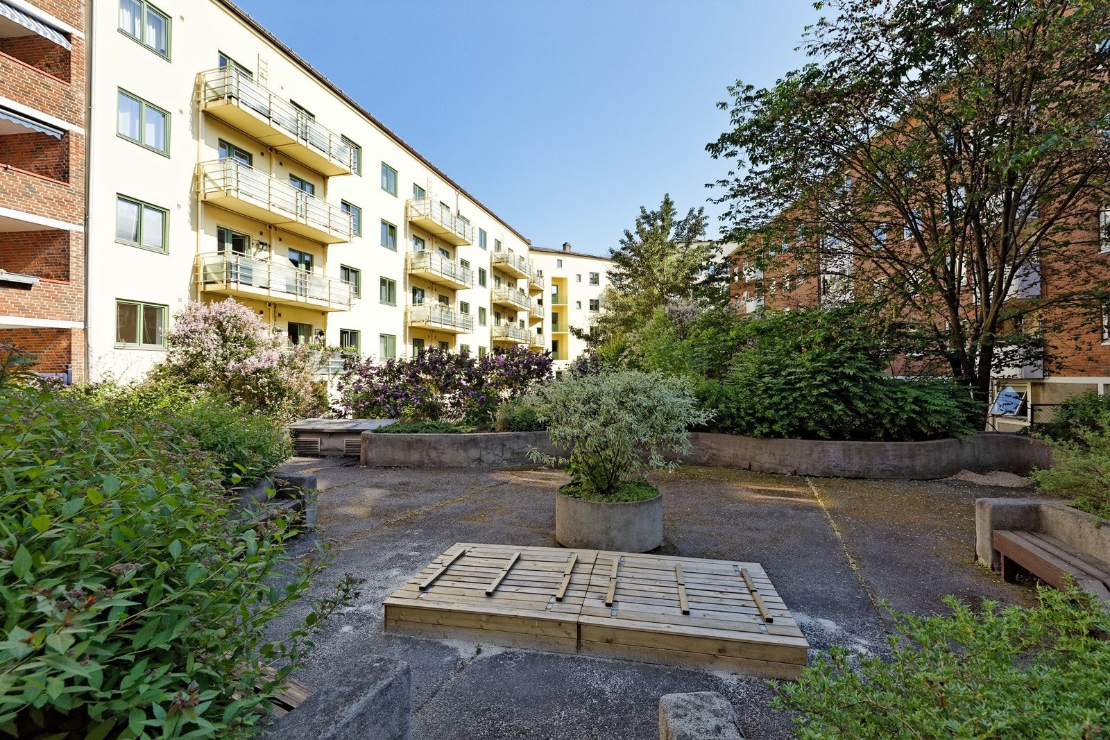 Fellesarealene er pent opparbeidet med vakre prydbusker, sosiale sitteområder, felles sykkelparkering og asfalterte internveier. Galleribilde