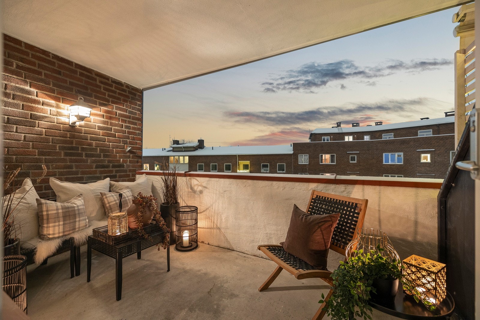 Via en nyere balkongdør ved kjøkkenet er det utgang til en sydvestvendt, overbygd balkong på ca. 7,5 kvm. Galleribilde