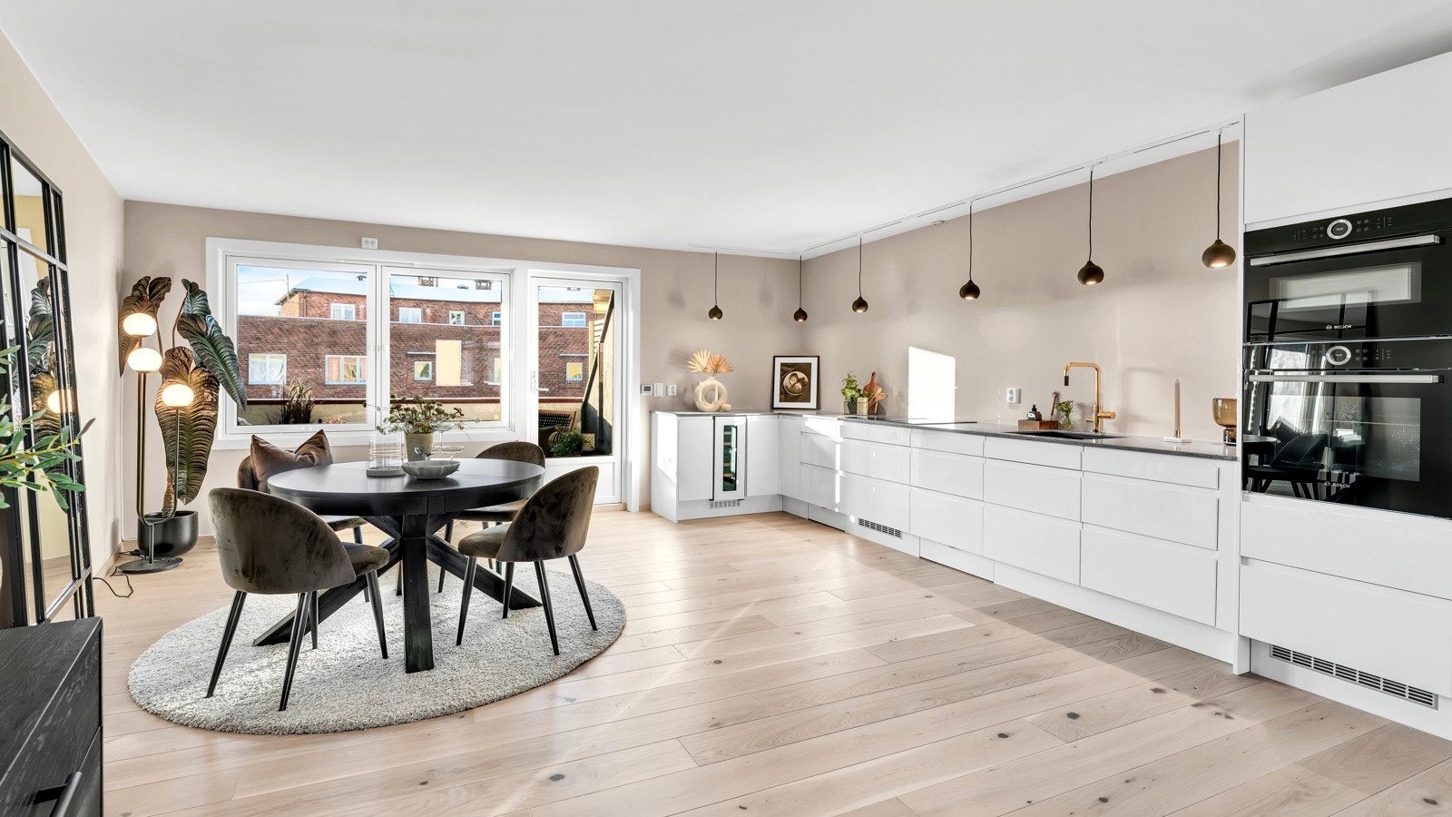 Tiltaltende spiseområdet i tilknytning til balkong og kjøkken. Galleribilde