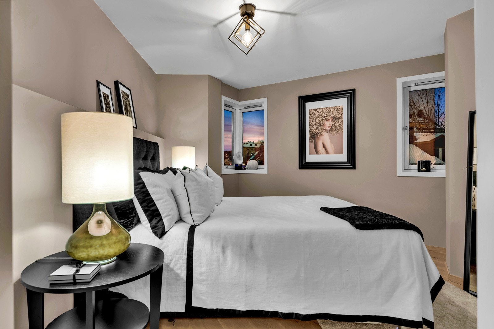 Soverom med flere vindusflater Galleribilde