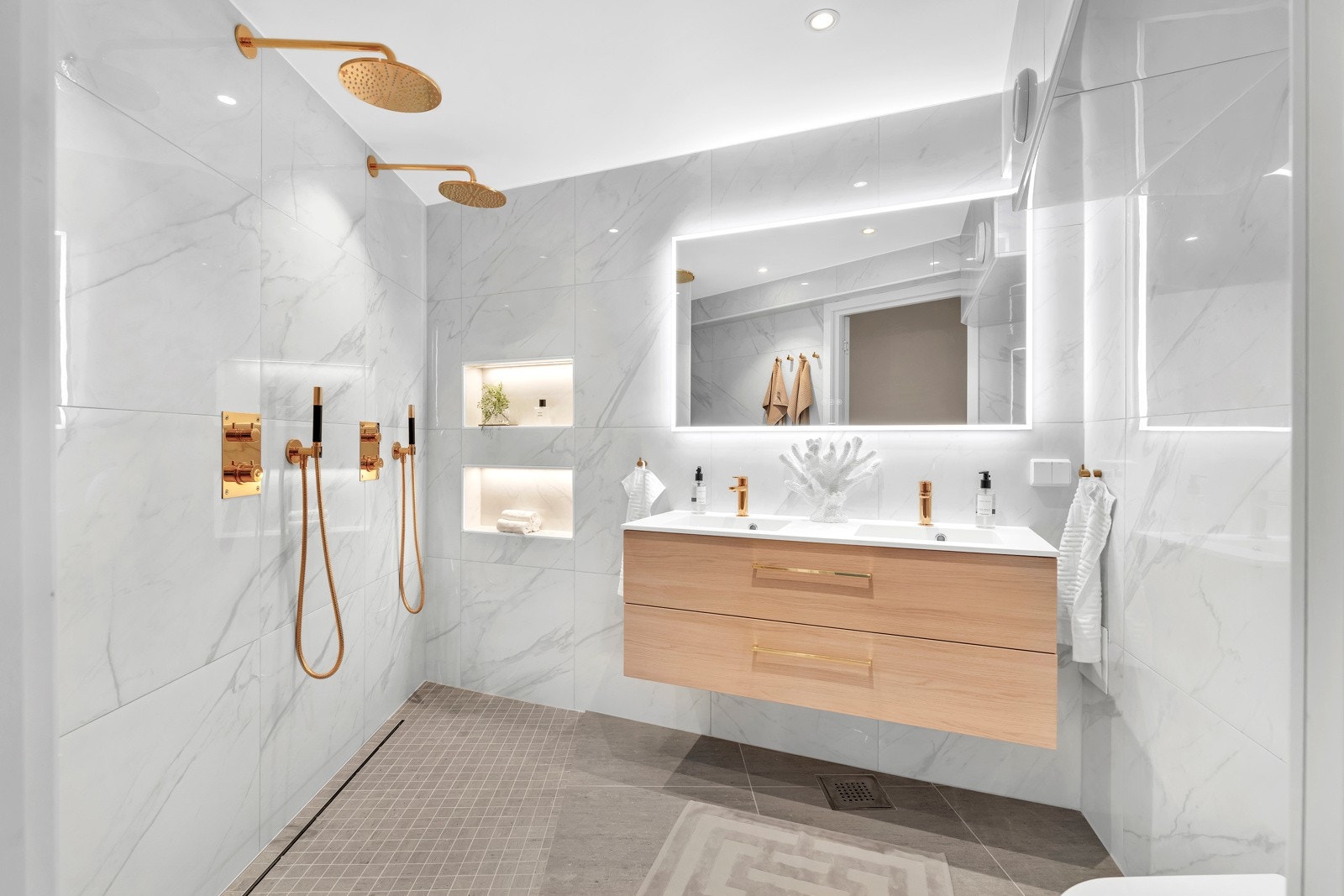 Badet innbyr virkelig til velvære og egentid, og er rommet for deg med øye for påkostede detaljer. Galleribilde