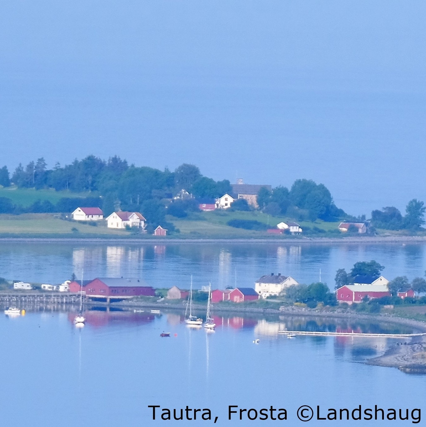 Landshaug ligger rett over moloen fra Klosterøya Tautra Galleribilde