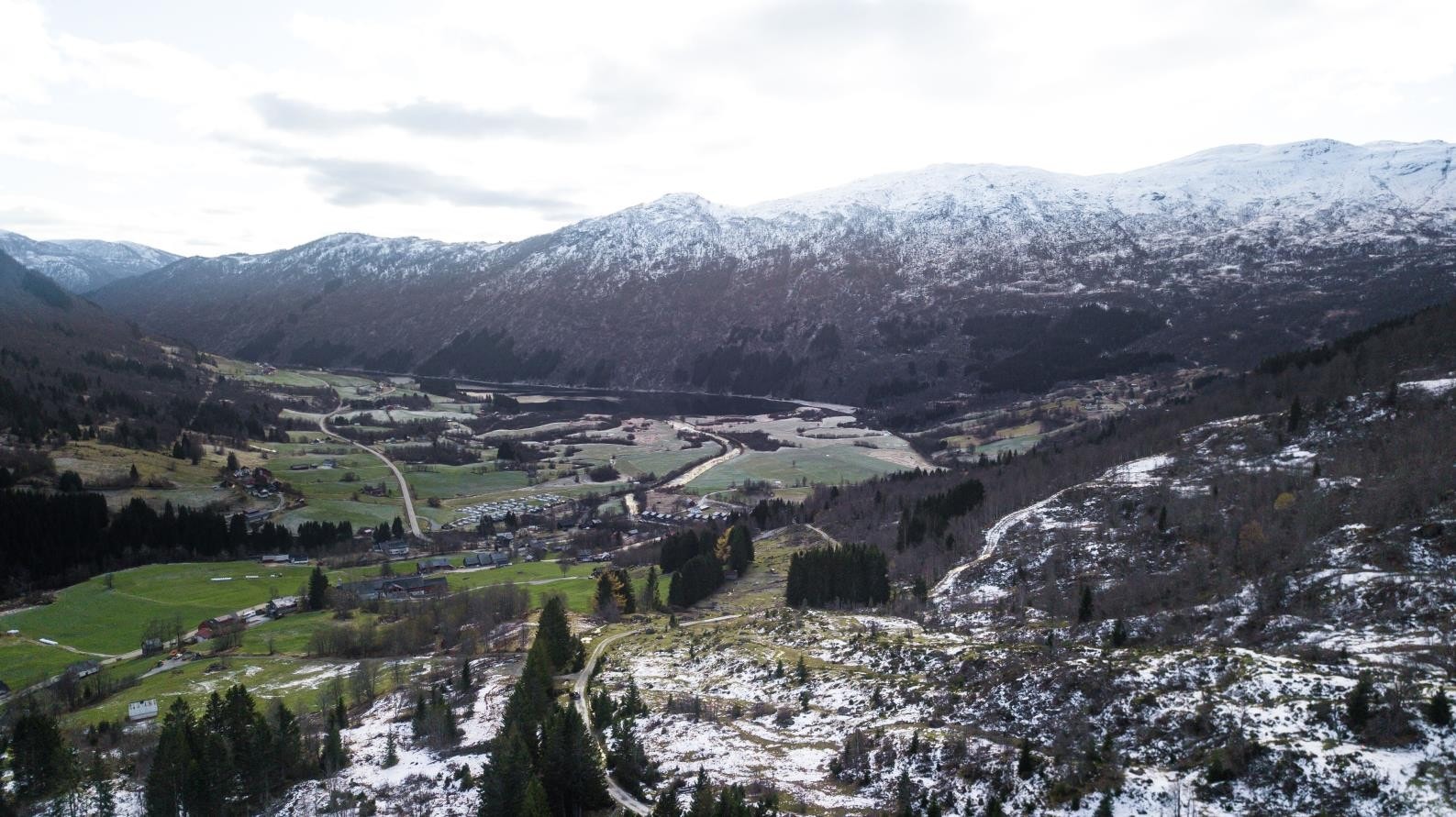 Utsikt mot sør/vest og Myrkdalsvatnet. Galleribilde
