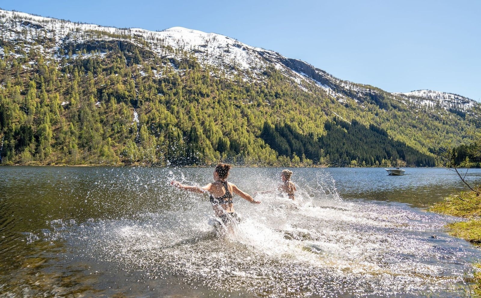 Ønske å bade ? Selvsagt også muligheter for det i Myrkdalen. Myrkdalsvatnet like i nærheten. Ellers mange fjellvann i fjellområdene. ( foto utlånt fra Myrkdalen Fjellandsby/ Norway`s Best) Galleribilde