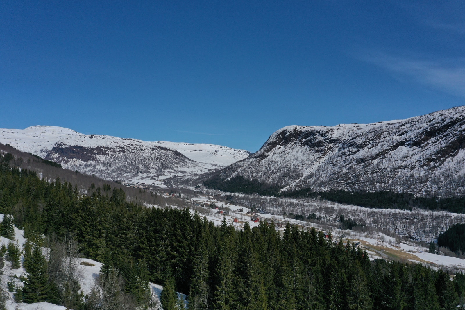 Her har han man utsikt over det åpne landskap og dalens fjellområder fra nord/øst til sør/vest Galleribilde