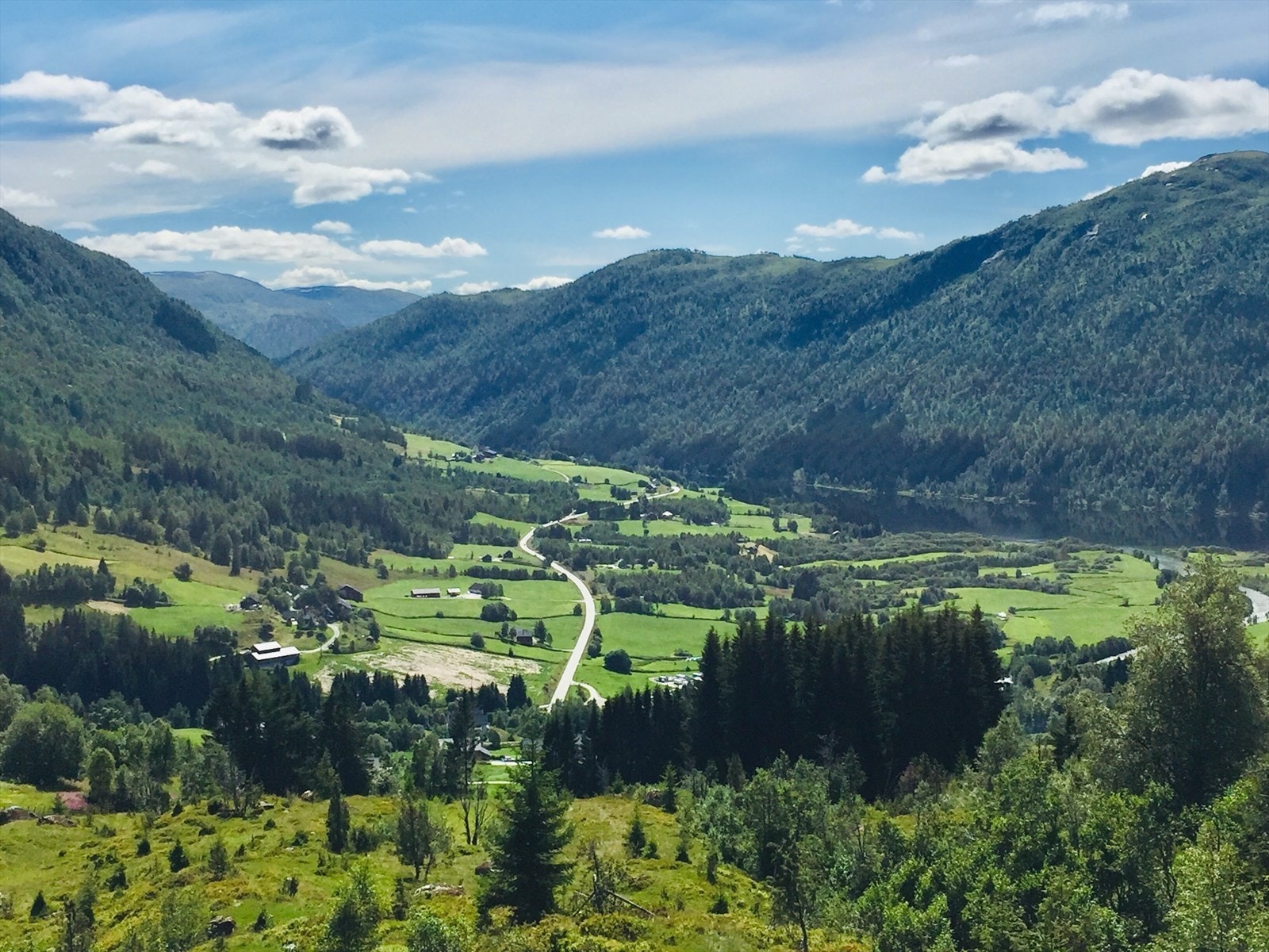 Utsikten og solforholdene er storslått i dette området- sommer som vinter.
VELKOMMEN TIL TOMTEVISNING. Kontakt Tone på mobil 95265824 eller send en mail: tone@seimen.no Galleribilde