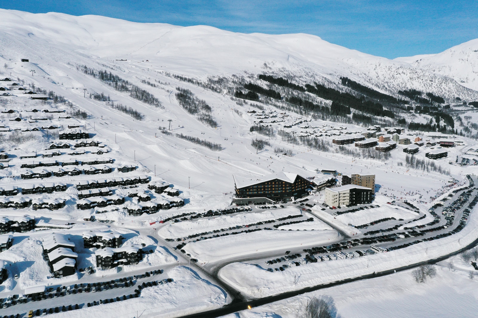 Sentrum av fjellandsbyen. Vinter 2022 Galleribilde