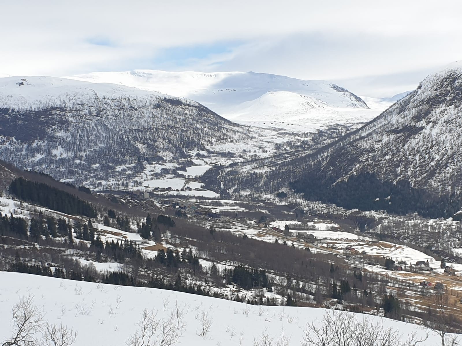 vinterutsikt mot Årmotslia og sentrum av fjellandsbyen Galleribilde