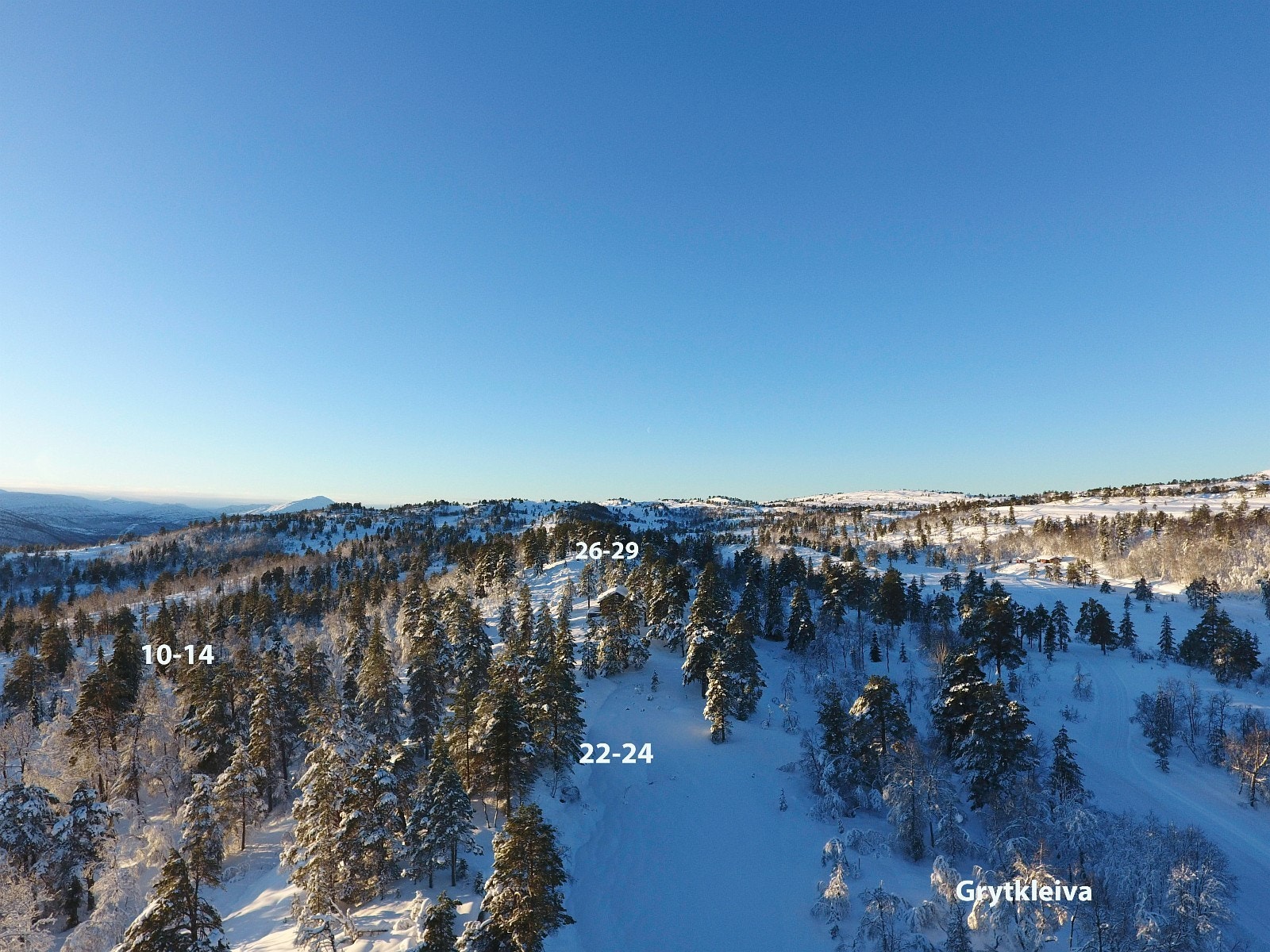 Her ser vi mot vest og et utvalg av tomtene i Grytkleiva hvor alle sørvendte med utsikt mot Trollheimen Galleribilde