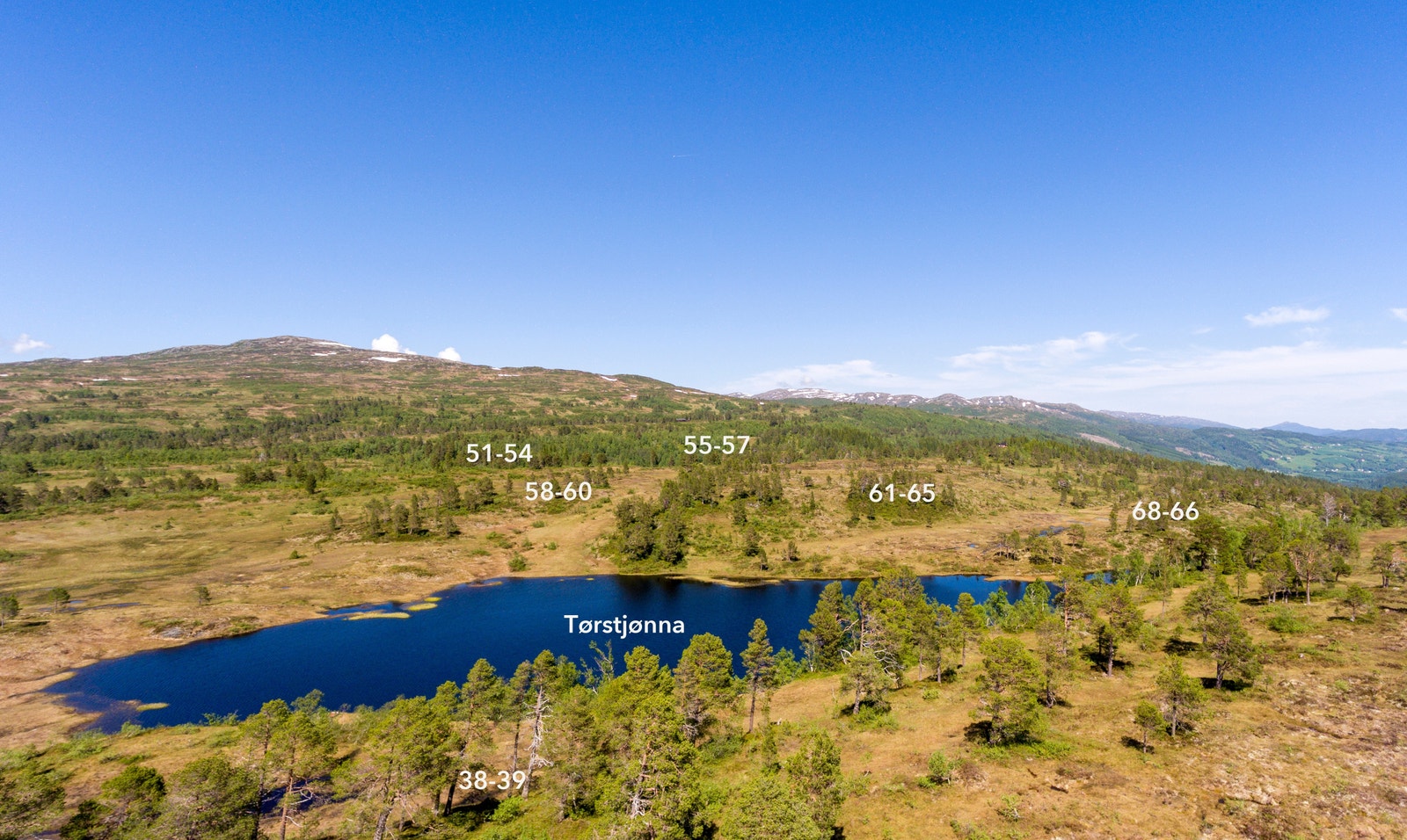 Her ser vi mot nord og opp de øverst plasserte tomtene Galleribilde